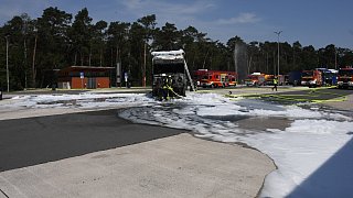Lkw brennt - Parkplatz Heideplatz an der A2 bei Gütersloh gesperrt
