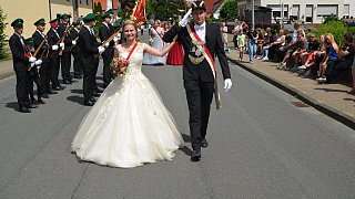In Willebadessen werden die beiden Königspaare mit viel Beifall gefeiert.