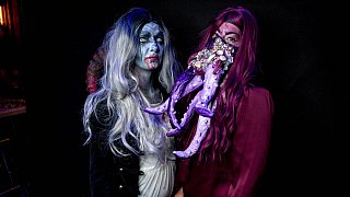 Horrorparty im Ringlokschuppen: Clowns, Untote und Dämonen feiern bis spät in die Nacht.