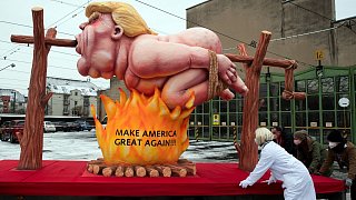 Trauriger Rosenmontag - Motto-Wagen in Düsseldorf