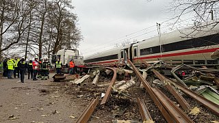 ICE stößt in Hamburg mit Sattelzug zusammen