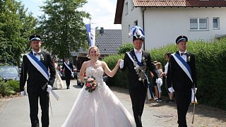 Schützenfest in Daseburg: Teilnehmer und Gäste strahlen mit der Sonne um die Wette.
