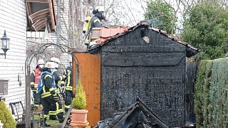 Gartenhaus steht in Flammen - etliche Notrufe bei der Feuerwehr