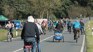 Radler und Jogger erobern autofreie Bundesstraße 61