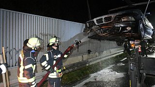 BMW geht auf der A33 plötzlich in Flammen auf