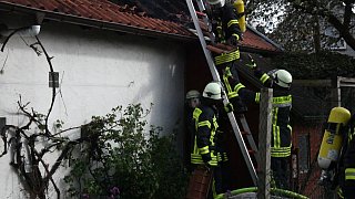 Feuerwehr löscht brennende Garage in Wiedenbrück