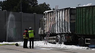 Lkw brennt - Parkplatz Heideplatz an der A2 bei Gütersloh gesperrt