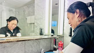 Zwei Bielefelder Reinigungskräfte bei der Arbeit