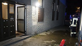 Feuerwehr löscht Feuer in Mehrfamilienhaus