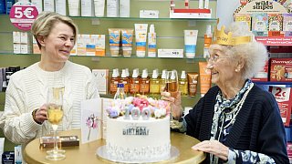 Überraschungsparty für 100-jährige Anneliese Kresse in der Apotheke