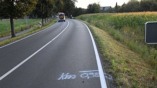 Auto überschlägt sich an Avenwedder Straße im Graben