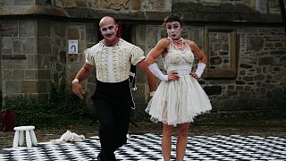 Theater mit Zirkuselementen