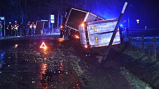 Lkw mit Puten kippt in Lintel in einen Straßengraben