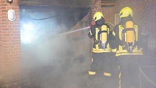 Feuerwehr muss Garagenbrand in Rheda-Wiedenbrück löschen