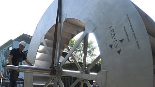 Paderborn: Einbau des Wasserrades im Paderquellgebiet