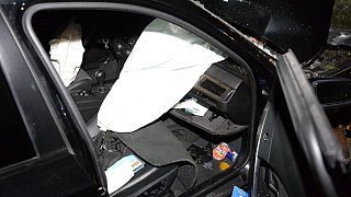 BMW prallt in Gütersloh gegen Buswartehäuschen