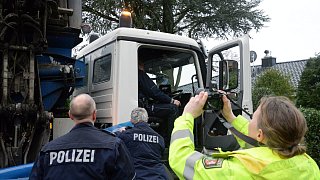 Mann bei Unfall mit Müllwagen in Verl-Kaunitz tödlich verletzt