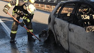 Pkw geht nach Auffahrunfall auf der A2 bei Rheda-Wiedenbrück in Flammen auf