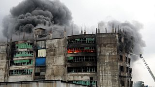 Behörden: Mehr als 50 Tote bei Fabrikbrand in Bangladesch
