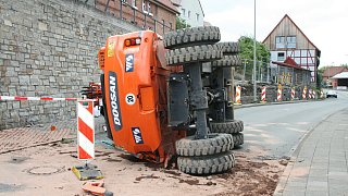 Borchen: Bagger auf der Hauptstraße umgekippt
