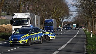 Auto überschlägt sich nach Zusammenstoß - drei Verletzte