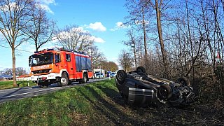 Auto überschlägt sich nach Zusammenstoß - drei Verletzte