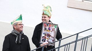 Steinheim: Jecke Ehrenpräsidenten schauen aus dem Rathaus
