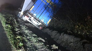 Lkw kommt in Stukenbrock von der A33 ab