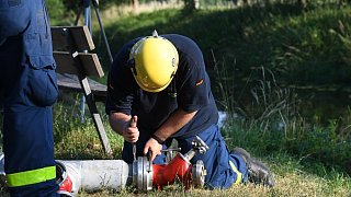 Fischesterben in der Ems: THW pumpt Wasser aus dem Fluss