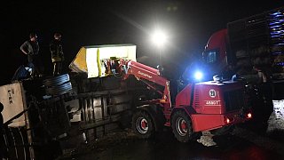 Lkw mit Puten kippt in Lintel in einen Straßengraben