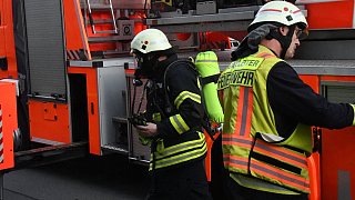 Feuerwehr löscht Zimmerbrand in Gütersloh