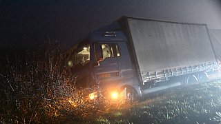 Lkw kommt in Stukenbrock von der A33 ab