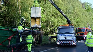 Schloß Holte-Stukenbrock: Tausende Hühner sterben bei Unfall auf der A33