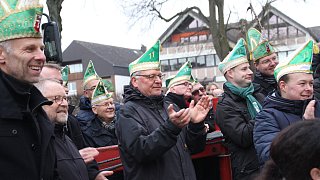 Steinheim: Jecke Ehrenpräsidenten schauen aus dem Rathaus