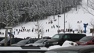 Volle Parkplätze, Staus - Ansturm in Bergregionen