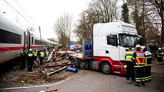 ICE stößt in Hamburg mit Sattelzug zusammen