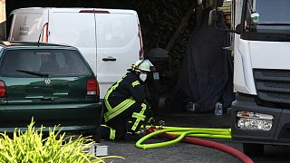 Feuerwehr löscht brennende Werkstatt in Schloß Holte
