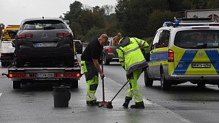 Pkw fährt bei Gütersloh in Absicherungsanhänger der Autobahnmeisterei