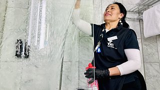 Zwei Bielefelder Reinigungskräfte bei der Arbeit