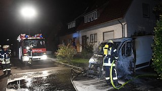 Feuerwehr löscht brennenden Transporter in Wiedenbrück