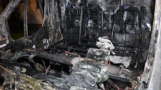 Feuerwehr löscht brennenden Transporter in Wiedenbrück