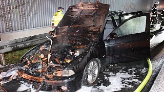 BMW geht auf der A33 plötzlich in Flammen auf