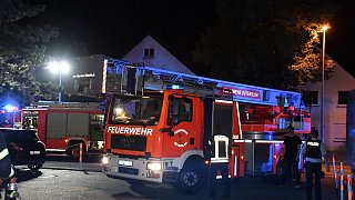 Feuerwehr löscht Feuer in Mehrfamilienhaus