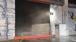 Styropor brennt in einer Gütersloher Lagerhalle
