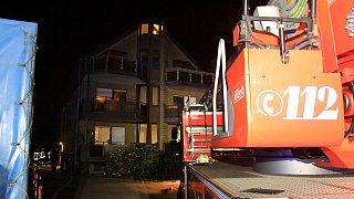Feuerwehr löscht Feuer in Mehrfamilienhaus