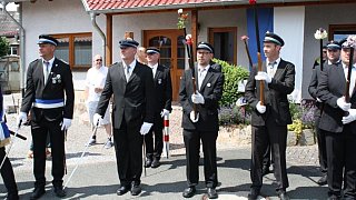 Schützenfest in Daseburg: Teilnehmer und Gäste strahlen mit der Sonne um die Wette.