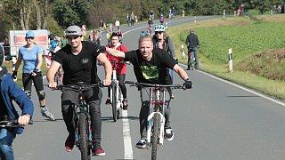 Radler und Jogger erobern autofreie Bundesstraße 61