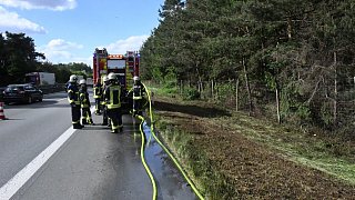 Glühende Bremse setzt 800 Quadratmeter Gras an A33 in Brand
