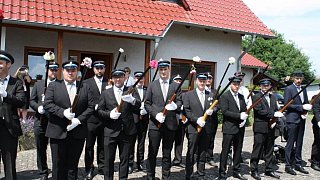 Schützenfest in Daseburg: Teilnehmer und Gäste strahlen mit der Sonne um die Wette.