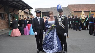 Warburg: Die Warburger Schützen und Regenten feiern beim Stadtschützenfest in Calenberg ihr Stadtschützenkönigspaar Rainer und Bärbel Schnückel